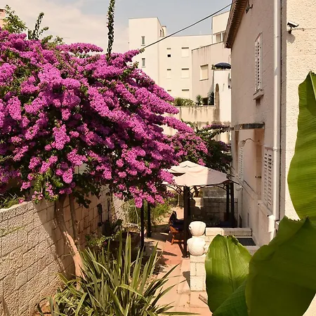 Βίλα At Location *