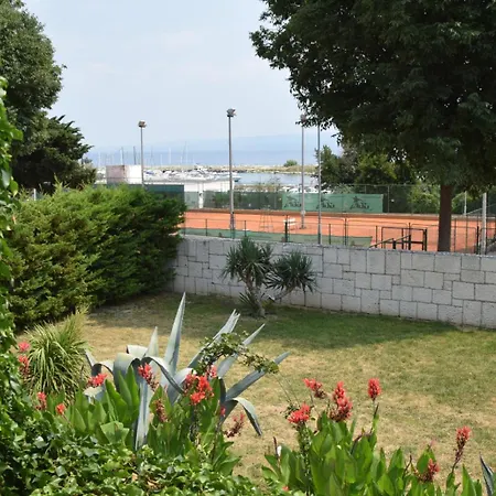 ヴィラ At Location *