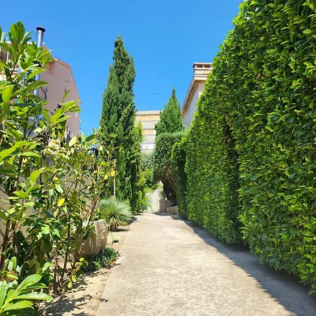 At Location Βίλα