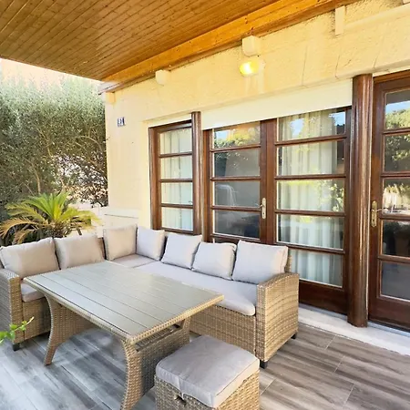 Βίλα At Location *