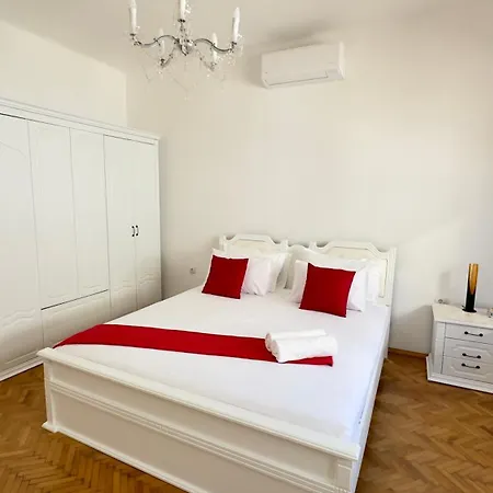 At Location Σπλιτ